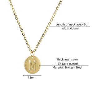 Collier avec pendentif en forme de disque plaqué or 18 carats, gravé avec une lettre personnalisée, bijoux pour femmes, cadeau - Product Image 3