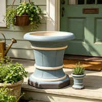 Urne à plante sur piédestal classique en résine, faite à la main et peinte à la main, bleu crème rayé, ornement de jardin, pot de fleurs décoratif, patio, cour
