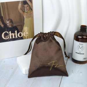 Sacs à cordon en satin de polyester écologique de luxe Softy avec logo personnalisé imprimé en sérigraphie pour le rangement des perruques et l'emballage de cadeaux - Product Image 2