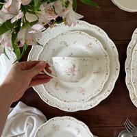 Service de vaisselle en céramique en gros, assiettes et tasses en porcelaine vintage à motifs floraux en relief, assiettes de petit-déjeuner et de dîner, vaisselle de mariage