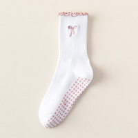 Chaussettes de Pilates antidérapantes de qualité supérieure, fabriquées en usine directe, avec volants personnalisés, pour studio de Pilates