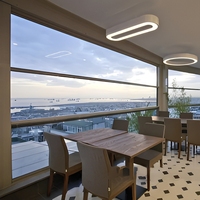 Ventanas de Aluminio a Medida de Piso a Techo, Estilos Correderas y Abatibles, para Vistas Panorámicas al Río en Edificios de Gran Altura