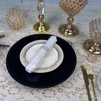 Plaques de chargeur de mariage noires de 13 pouces avec plaques de fond en plastique gravées pour la décoration de fêtes et d'hôtels