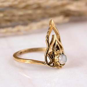 Anillo de compromiso de latón dorado con piedra lunar arcoíris, joyería delicada estilo boho con diseño de loto celestial para aniversario - Product Image 5
