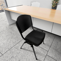 Chaise de conférence empilable OK-510 en PP avec structure en acier noir pour sièges publics