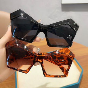 Lunettes de Soleil pour Femme Protection UV Style Sophistiqué pour Visage Large et Rond Rétro Monture Noire Verres Marron Uni 1255 - Product Image 1