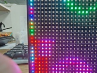 Panneau publicitaire LED pour magasin, écran LED à points haute luminosité, écran LED défilant d'intérieur P2.5 fabriqué en Chine