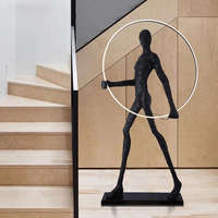 Lampe sur pied en résine noire pour intérieur, sculpture d'homme, art créatif, sculpture humaine, lampe d'angle pour salon, villa, escalier