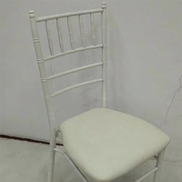 Chaise de banquet empilable en métal au design moderne avec pieds coniques pour hôtel, restaurant, mariage et usage intérieur