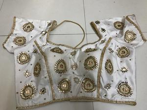 Collection Signature – Blouse Courte en Satin Entièrement Cousue et Rembourrée avec Col Bateau et Manches Courtes Tissées – Collection Automne/Hiver pour Mariage - Product Image 3