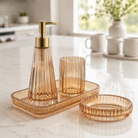 Ensemble de salle de bain de luxe personnalisable en verre cannelé ambré, quatre pièces : distributeur de savon liquide, pompe dorée, gobelet, porte-savon, plateau, décoration intérieure