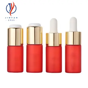 Petites bouteilles compte-gouttes rouges de luxe 10ml d'huile essentielle de sérum en verre mince pompe à pression avec collier doré en aluminium