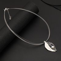 TongLing élégant en alliage de zinc plaqué argent collier court perle évider feuille collier à breloques pour la vente en gros