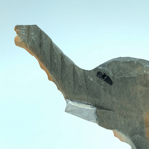 Scultura di elefante in legno intagliato a mano figurina elegante realizzata ad arte - Product Image 1