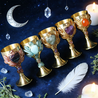 Calice en laiton en gros avec incrustation de pierres précieuses naturelles, gobelet rituel en cristal en forme de cœur pour autel, sorcellerie et décoration