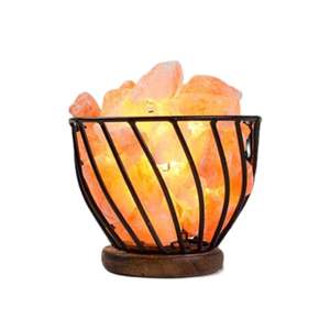 Lámpara de Sal del Himalaya con Diseño de Cesta de Madera Estilo Pirámide, Luz de Cristal de Roca Rosa, Lámpara Decorativa de Bienestar en Venta - Product Image 1