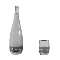 Bouteille à spiritueux en verre à épaule conique et col incliné pour l'emballage de vins de qualité supérieure et les articles de bar modernes 500ml
