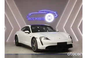 Voiture familiale parfaite, <span class=keywords><strong>PORSCHE</strong></span> <span class=keywords><strong>TAYCAN</strong></span> 4S HYBRIDE d'occasion, modèle <span class=keywords><strong>2022</strong></span>, prête à partir - Product Image 4