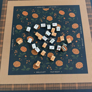 Tapete Plegable para Mahjong de 33.5 Pulgadas |   <span class=keywords><strong>Base</strong></span> de Goma Antideslizante Reductora de Ruido |   Diseño Floral Azul Marino para Mahjong y Juegos de Cartas - Product Image 1