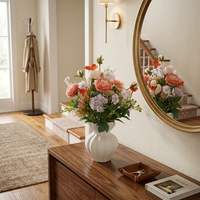 Künstlicher Blumenstrauß mit Korallen-Ranunkeln, Flieder-Hortensien, Gemischte Orange-Rosen und Weißer Geriffelter Kürbisanlage