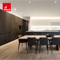 Meubles de cuisine contemporains intégrés Alland, en chêne foncé scié en long, avec portes à panneaux et poignées J-Pull, pour plans ouverts