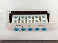 Régulateur de tension monophasé AC 5 kVA à réponse rapide avec tension d'entrée/sortie personnalisée 50 Hz, industriel pour dispositifs médicaux