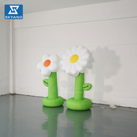 Modèle de fleur gonflable blanc personnalisé avec poteau pour la décoration de scène d'événements en extérieur et de sites touristiques