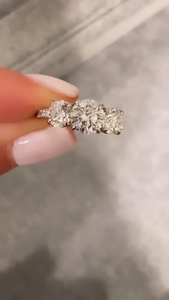 แหวนเพชรทรงกลม 3 เม็ด แหวนหมั้นเพชรเลี้ยงในห้องปฏิบัติการ ทอง 14K แหวนทริโลจี ดีไซน์หรูหรา ของขวัญเครื่องประดับชั้นดีสำหรับผู้หญิง - Product Image 2