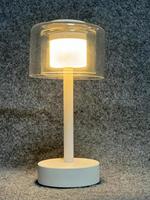 Marché de gros Nouvelle mode Lampe rechargeable en acrylique cristallin Abat-jour en métal Lampes de table pour restaurant Chambre à coucher Salle de lecture