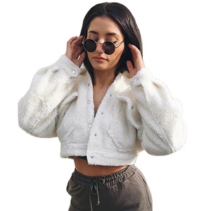 Manteaux <span class=keywords><strong>en</strong></span> peluche Manteaux <span class=keywords><strong>en</strong></span> peluche d'hiver <span class=keywords><strong>en</strong></span> peluche pour femmes Veste courte <span class=keywords><strong>en</strong></span> <span class=keywords><strong>fausse</strong></span> <span class=keywords><strong>fourrure</strong></span> à revers à simple boutonnage avec poche - Product Image 1