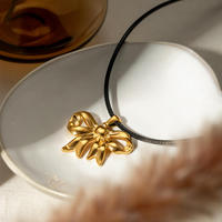 Collier tendance XIXI en acier inoxydable plaqué or 18 carats avec pendentif nœud papillon et cordon ciré noir, sans ternissement