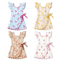 Robe débardeur à imprimé fruits mignons pour petites filles, avec volants aux épaules, ourlet festonné et nœud papillon, idéale pour les vacances et les jeux des enfants