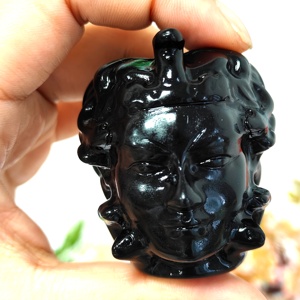 ขายส่งหัวกะโหลกเมดูซ่าจากหินออบซิเดียนธรรมชาติคุณภาพสูง ขนาด 4.8 ซม. ขัดเงา ทันสมัย เหมาะสำหรับตกแต่งบ้าน สำนักงาน และเป็นของขวัญทางธุรกิจ - Product Image 3