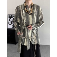 Chemise décontractée pour homme à col montant, manches longues, boutons asymétriques, avec ceinture à la taille, style streetwear vintage pour le quotidien