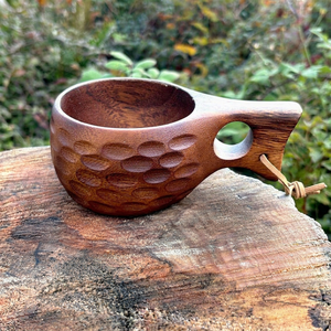 Mug en bois d'acacia personnalisé, tasse à boire artisanale en bois avec texture sculptée, équipement de camping, randonnée, survie, vaisselle - Product Image 1