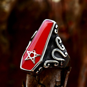 Bague de cocktail pour homme style punk avec incrustation étoile émaillée rouge, en alliage plaqué argent antique, bijou fantaisie, cadeau - Product Image 2