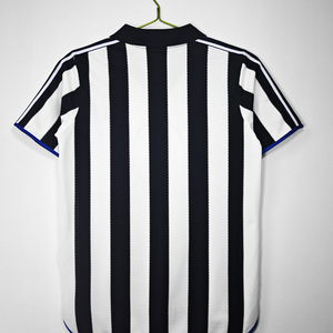เสื้อฟุตบอลสไตล์คลาสสิคพรีเมียมแบบเรโทรโอลด์คาสเซิล สีดำขาวลายทาง ระบายอากาศได้ดี แห้งเร็ว ต้านเชื้อแบคทีเรีย เหมาะสำหรับฤดูร้อน แบบแขนสั้น - Product Image 1