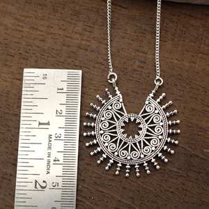 Collar con colgante de diseñador de latón a la moda, joyería de moda hecha a mano, proveedor mayorista, accesorios chapados en oro - Product Image 2