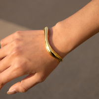 Bracelet jonc ouvert minimaliste en acier inoxydable plaqué or 18 carats, motif vague tendance