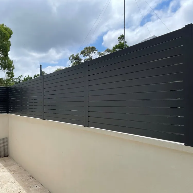 カスタマイズされた簡単に組み立てられたセキュリティSアルミニウムガーデンフェンスメタルスラットアルミニウム境界壁フェンス