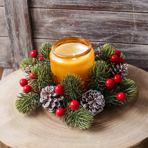Nouvelle couronne de Noël décorative avec aiguilles de pin artificielles, cônes de pin, fruits rouges et porte-bougie - Matière plastique - Product Image 6