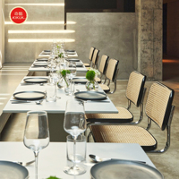 Ensemble de meubles de style naturel pour café et restaurant, table à manger carrée en marbre, chaise en acier inoxydable avec dossier en rotin tressé