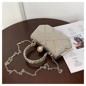 Borsa da polso in metallo personalizzata alla moda a tracolla per cena con strass a catena alla moda da donna - Product Image 3