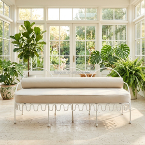 Banc <span class=keywords><strong>de</strong></span> fenêtre arqué ondulé en fer forgé avec coussin <span class=keywords><strong>de</strong></span> siège beige et longue coussinette, banquette pour véranda, villa, hôtel boutique, appartement - Product Image 1