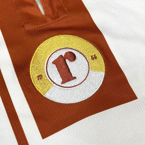 Camiseta de Fútbol Extra Grande Personalizada OEM, Diseño Vintage, Logotipo del Club Bordado, Jersey Retro Ecológico de Secado Rápido, Estampado Clásico - Product Image 3