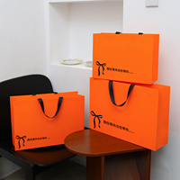 Sacs en papier kraft haute densité de luxe avec poignée ruban découpée, réutilisables, 1 pièce MOQ, panneau sans couture, pour boutiques et vente au détail