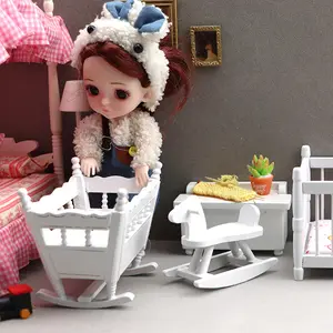 1:12玩具屋迷你家具儿童房婴儿床摇摆白色木制马餐椅凳