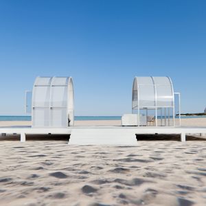 Casa solar móvil eléctrica de media cúpula para refugios de playa con iluminación interior de techo retráctil y sombreado para mayor comodidad - Product Image 1