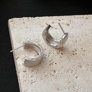 Pendientes en Forma de C de Plata de Ley S925, Estilo Retro Italiano y Francés, Diseño Elegante de Cristal Curvado, Temperamento de Lujo Ligero, Acabado Cepillado - Product Image 4