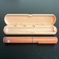 Stylo de soin de la peau en plastique durable et réutilisable, adapté au design de produits de soin, compact et portable (avec boîte)